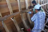 Pekerja menyelesaikan pembuatan kapal nelayan di salah satu galangan kapal Desa Pasi Pinang, Kecamatan Meureuboe, Aceh Barat, Aceh, Selasa (22/1/2019). Para pekerja mengaku kesulitan mendapatkan bahan baku kayu untuk pembuatan kapal akibat maraknya pembukaan lahan perkebunan yang menyebabkan hutan Aceh semakin menyusut sehingga pembuatan kapal yang biasanya hanya membutuhkan waktu 3 sampai 4 bulan, kini memakan waktu 8 sampai 12 bulan dengan biaya ratusan juta rupiah. (Antara Aceh/Syifa Yulinnas)