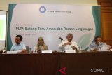 Senior Advisor Lingkungan PT North Sumatera Hydro Energy (NSHE) Agus Djoko Ismanto Adji (kiri) bersama Pengendali Ekosistem Hutan Ahli Muda BBKSDA Sumut Fitri Noor (kedua kiri) Tenaga Ahli untuk Desain Bendungan, Kegempaan dan Terowongan PT NSHE Didiek Djarwadi (kedua kanan) menyampaikan materi didampingi moderator Wimar Witoelar (kanan) pada Media Briefing 