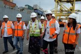 GM Belawan International Container Terminal (BICT) Aris Zulkarnain (kedua kanan) didampingi VC Public Relation PT Pelindo I Fiona Sari Utami (kanan) dan sejumlah manajer berbincang dengan Kapten Kapal Meratus Medan 5 Usman Langkana (tengah) saat penyambutan kapal perdana Tahun 2019 yang bersandar di BICT, Medan, Sumatera Utara, Selasa (1/1/2019). Kapal Meratus Medan 5 berbendera Indonesia yang memuat 335 peti kemas tersebut merupakan kapal bongkar muat perdana yang bersandar di BICT milik PT Pelindo I. (Antara - Sumut) Irsan 