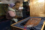 Pengunjung melihat bekas jejak telapak kaki Nabi Muhammad SAW pada Pameran 