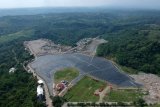 Foto udara pembangunan Pembangkit Listrik Tenaga Sampah (PLTSa) gas metana di Tempat Pembuangan Akhir (TPA) Jatibarang, Semarang, Jawa Tengah, Kamis (10/1/2019). Menko Kemaritiman Luhut Binsar Pandjaitan mengatakan pemerintah membuka kesempatan bagi pemodal asing berinvestasi di PLTSa untuk mendukung upaya mengelola energi terbarukan yang ditargetkan di 12 kota yakni DKI Jakarta, Tangerang, Tangerang Selatan, Bekasi, Bandung, Semarang, Surakarta, Surabaya, Makassar, Denpasar, Palembang dan Manado. ANTARA FOTO/Aditya Pradana Putra/nym.