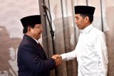 Capres nomor urut 01 Joko Widodo (kanan) bersalaman dengan capres no urut 02 Prabowo Subianto sebelum mengikuti Debat Pertama Capres & Cawapres 2019, di Hotel Bidakara, Jakarta, Kamis (17/1/2019). Debat tersebut mengangkat tema Hukum, HAM, Korupsi, dan Terorisme. ANTARA FOTO/Setneg-Agus Suparto/foc/nym.