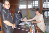 Anggota DPRD Sukardi menyerahkan laporan kepada Ketua DPRD Kotabaru Hj Alfisah yang dihadiri Sekretaris Daerah Kotabaru H Said Akhmad.(Antaranews Kalsel/ist/imm).