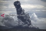 Erupsi Gunung Anak Krakatau terlihat dari KRI Torani 860 saat berlayar di Selat Sunda, Lampung, Selasa (1/1/2019). Pusat Vulkanologi dan Mitigasi Bencana Geologi menyatakan Gunung Anak Krakatau masih berada di level III (Siaga). ANTARA FOTO/Sigid Kurniawan/wsj.