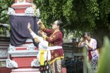 Sejumlah umat hindu melakukan persembahyangan Hari Raya Kuningan di Pura Agung Sriwijaya, Palembang, Sumatera Selatan, Sabtu (5/1/2019). Umat Hindu di Palembang merayakan Hari Raya Kuningan sebagai rangkaian perayaan kemenangan 'Dharma' (kebenaran) diatas 'Adharma' (kejahatan). ANTARA FOTO/Nova Wahyudi/nym.