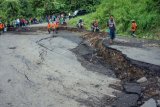 Jalan penghubung dua desa di Batang ambles 0,5 meter