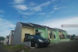 Suasana kompleks perumahan KPR bersubsidi di Tambak Beras, Jombang, Jawa Timur, Jumat (25/1/2019). Kementerian Pekerjaan Umum dan Perumahan Rakyat (PUPR) mengusulkan kenaikan harga rumah bersubsidi yang menggunakan skema Fasilitas Likuiditas Pembiayaan Perumahan (FLPP) sebesar tiga hingga 7,75 persen akibat adanya kenaikan harga material bangunan dan upah pekerja. Antara Jatim/Syaiful Arif/ZK.