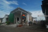Suasana kompleks perumahan KPR bersubsidi di Tambak Beras, Jombang, Jawa Timur, Jumat (25/1/2019). Kementerian Pekerjaan Umum dan Perumahan Rakyat (PUPR) mengusulkan kenaikan harga rumah bersubsidi yang menggunakan skema Fasilitas Likuiditas Pembiayaan Perumahan (FLPP) sebesar tiga hingga 7,75 persen akibat adanya kenaikan harga material bangunan dan upah pekerja. Antara Jatim/Syaiful Arif/ZK.