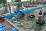 Pengunjung berenang di Sumber Pengantin (Penganten) Jogoroto, Kabupaten Jombang, Jawa Timur, Sabtu (19/1/2019). Wisata Sumber Pengatin merupakan salah satu tempat wisata alam di wilayah Kabupaten Jombang, yang ramai dikunjungi wisatawan pada hari libur. Namun, kurang mendapat perhatian dari Pemkab setempat, akses jalan masuk masih berupa tanah liat. Antara Jatim/Syaiful Arif/ZK.