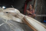 Sumarmi (60) membuat kerajinan tampah dari anyaman bambu yang dijual Rp 6 ribu per biji di Dusun Grogolan, Desa Rejoslamet, Kecamatan Mojowarno, Kabupaten Jombang, Jawa Timur, Senin (21/1/2019). Pengrajin tampah tradisional di desa tersebut mulai berkurang, lantaran masyarakat modern lebih memilih menggunakan tampah berbahan plastik sehingga tampah yang berbahan baku bambu mulai ditinggalkan. Saat ini hanya ada sekitar 10 perajin yang masih bertahan, dan mereka kebanyakan berusia lanjut. Antara Jatim/Syaiful Arif/ZK.