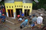 Warga bergotong royong membersihkan rumah warga korban banjir bandang di Desa Jedong, Ngoro, Mojokerto, Jawa Timur, Sabtu (19/1/2019).  Banjir bandang berupa material batu, pepohonan, dan lumpur dari lereng Gunung Penanggungan yang terjadi pada Jumat (18/1) petang tersebut memutus jalan desa dan merusak sejumlah rumah. Antara Jatim/Umarul Faruq/ZK.