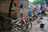 Warga bergotong royong membersihkan rumah warga korban banjir bandang di Desa Jedong, Ngoro, Mojokerto, Jawa Timur, Sabtu (19/1/2019).  Banjir bandang berupa material batu, pepohonan, dan lumpur dari lereng Gunung Penanggungan yang terjadi pada Jumat (18/1) petang tersebut memutus jalan desa dan merusak sejumlah rumah. Antara Jatim/Umarul Faruq/ZK.