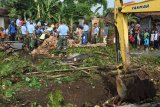 Sejumlah orang mempersiapkan pembangunan rumah warga tak mampu di Desa Sempol, Maospati, Magetan, Jawa Timur, Sabtu (26/1/2019). Prajurit TNI, Polri, petugas Badan Penanggulangan Bencana Daerah (BPBD), Satuan Polisi Pamong Praja (Satpol PP), personel Perlindungan Masyarakat (Linmas), Tagana dan warga bergotong royong dalam pembangunan rumah yang seluruh biayanya ditanggung Pemkab Magetan tersebut. Antara Jatim/Siswowidodo/ZK.