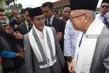 Calon Wakil Presiden (Cawapres) nomor urut 01 Maruf Amin (kanan) berbincang dengan salah seorang pimpinan Pondok Modern Darussalam Gontor (PMDG) Hasan Abdullah Sahal (kiri) saat bersilaturahmi dengan pimpinan dan pengasuh pondok tersebut di Ponorogo, Jawa Timur, Selasa (22/1/2019). Maruf Amin melakukan serangkaian kegiatan ke beberapa daerah di Jawa Timur, antara lain bersilaturahmi dengan pimpinan dan pengasuh PMDG. ANTARA FOTO/Siswowidodo