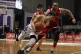 Pebasket CLS Knight Indonesia Wei Long Wong (kiri) mencoba melewati hadangan pebasket Singapore Slingers John Field (kanan) dalam lanjutan Asean Basketball League (ABL) 2019 di GOR Kertajaya, Surabaya, Jawa Timur, Minggu (20/1/2019). CLS Knight Indonesia mengalahkan Singapore Slingers dengan skor akhir 89-74. Antara Jatim/Moch Asim/ZK.