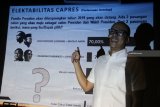 Direktur eksekutif Sindikasi Survei Indonesia (SSI) Johny Elgran memaparkan hasil survei elektabilitas pasangan calon presiden di Kota Kediri, Jawa Timur, Kamis (3/1/2019/ malam. Survei metode multistage random sampling kepada 250 responden di Kota Kediri dengan margin of error sebesar 6,3 persen itu menemukan data elektabilitas pasangan capres cawapres Joko Widodo - Maruf Amin sebesar 70,00 persen, Prabowo Subianto - Sandiaga Uno sebesar 7,20 persen, belum memutuskan 9,20 persen, rahasia 11,20 persen, dan yang tidak tahu atau tidak jawab sebesar 2,40 persen. Antara Jatim/Prasetia Fauzani/ZK.