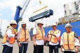 Menteri Perindustrian Airlangga Hartarto (tengah) bersama Dirut PT INKA Budi Noviantoro (kedua kanan), Deputi Bidang Infrastruktur Bisnis Kementerian BUMN Hambra (kiri), Direktur Eksekutif Indonesia Eximbank Sinthya Roesly (kedua kiri) dan Duta Besar Indonesia untuk Bangladesh dan Nepal Rina P Soemarno (kanan) saling berbincang saat proses pemuatan gerbong kereta tipe 'Broad Gauge'  ke dalam lumbung kapal untuk dikirim ke Bangladesh di Pelabuhan Tanjung Perak, Surabaya, Jawa Timur, Minggu (20/1/2019). Pengirman kereta dengan jumlah 15 tersebut merupakan pengiriman pertama dari 250 kereta produksi PT INKA untuk Bangladesh Railway dengan rincian 50 kereta tipe 'Broad Gauge' dan 200 tipe 'Meter Gauge'. Antara Jatim/Zabur Karuru