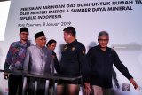 Menteri ESDM Ignasius Jonan (kedua kanan) berbincang dengan Dirut PGN Gigih Prakoso (kanan) dan Pengasuh Pondok Pesantren As-Salafiyah Muhammad Idris Hamid (kedua kiri) serta Plt Walikota Pasuruan Teno Prasetyo (kiri) di sela-sela peresmian jaringan gas bumi di pondok tersebut, Pasuruan, Jawa Timur, Selasa (8/1/2019). Sedikitnya jaringan gas Kota Pasuruan melayani 6.314 rumah tangga yang tersebar di beberapa kecamatan dan hingga akhir 2018, PGN telah melayani 55.001 pelanggan di wilayah Jawa Timur. Antara Jatim/Zabur Karuru