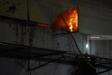 Petugas pemadam kebakaran memadamkan api saat terjadi kebakaran di sebuah toko barang elektronik di Kota Madiun, Jawa Timur, Sabtu (19/1/2019). Petugas mengalami kendala dalam memadamkan api yang menghanguskan sebagian barang elektronik, karena bagian yang terbakar berada di gudang tertutup di lantai dua toko tersebut. Antara Jatim/Siswowidodo/ZK.