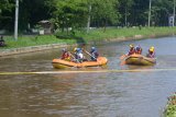 Peserta mengikuti lomba dayung perahu karet di Sungai Bondoyudo, Desa Sidomekar, Semboro, Jember, Jawa Timur, Sabtu (5/1/2019). Pemerintah Desa Sidomekar menggelar lomba dayung perahu karet dan perahu rakit untuk menjaga kebersihan sungai dan mempromosikan desa wisata setempat. Antara Jatim/Seno/ZK.