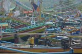 Nelayan membersihkan jaring ikan di Puger, Jember, Jawa Timur, Selasa (29/1/2019). Ratusan nelayan tidak melaut akibat cuaca buruk yang berdampak naiknya harga ikan, sementara para nelayan memilih mengisi waktu dengan membersihkan jaring dan memperbaiki perahu. Antara Jatim/Seno/ZK.