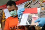 Oknum wartawan surat kabar mingguan berinisial CS tertunduk malu saat polisi memperlihatkan barang bukti kasus pemerasan di Mapolres Kediri, Jawa Timur, Kamis (3/1/2019). Pemerasan dengan korban kepala SMP Negeri 1 Ringinrejo Kediri itu berawal dari pelaku yang meminta uang sebesar Rp3juta sebagai uang tutup mulut terkait kasus asusila dua pelajar di sekolah tersebut. Antara Jatim/Prasetia Fauzani/ZK.