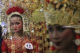 Model menunggu proses penjurian ketika mengikuti perlombaan rias pengantin bertema Nusantara saat Pameran Pernikahan Tradisional di Surabaya, Jawa Timur, Jumat (11/1/2019). Perlombaan rias pengantin tersebut merupakan salah satu rangkaian pameran perlengkapan pernikahan tradisional (Traditional Wedding) yang berlangsung hingga 13 Januari 2019. Antara Jatim/Moch Asim/zk