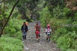 Pendaki Gunung Lawu berada di gerbang jalur pendakian Cemorosewu, Magetan, Jawa Timur, Selasa (1/1/2019). Menurut petugas, jumlah pendaki Gunung Lawu pada momen pergantian tahun 2018-2019 melalui jalur pendakian Cemorosewu sebanyak 850 orang, menurun dari yang momen sama pada tahun-tahun sebelumnya rata-rata 3.000 orang, yang antara lain disebabkan cuaca buruk. Antara Jatim/Siswowidodo/ZK.