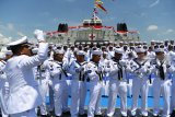 Prajurit  KRI Semarang 594 meneriakan yel-yel seuasai prosesi serah terima dan peresmian KRI Semarang 594 di atas gladak kapal tersebut di Dermaga Divisi Kapal Niaga, PT PAL Indonesia, Kawasan Ujung Tanjung Perak, Surabaya, Jawa Timur, Senin (21/1/2019). Kapal perang rumah sakit buatan PT PAL itu telah dilengkapi sejumlah fasilitas kesehatan seperti ruang operasi, ruang rawat dan fasilitas kesehatan lainnya yang diharapkan dapat memperkuat armada militer untuk mendukung tugas nonmiliter. Antara Jatim/Zabur Karuru
