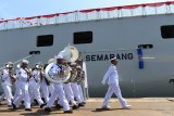 Sejumlah prajurit TNI AL berbaris saat upacara peresmian dan pengukuhan Komandan KRI Semarang 594 di Dermaga Divisi Kapal Niaga, PT PAL Indonesia, Kawasan Ujung Tanjung Perak, Surabaya, Jawa Timur, Senin (21/1/2019). Kapal perang rumah sakit buatan PT PAL tersebut telah dilengkapi sejumlah fasilitas kesehatan seperti ruang operasi, ruang rawat dan fasilitas kesehatan lainnya yang diharapkan dapat memperkuat armada militer untuk mendukung tugas nonmiliter. Antara Jatim/Zabur Karuru