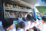 Siswa antre meminjam koleksi buku perpustakaan keliling di SDN Kowel 3 Pamekasan, Jawa Timur, Selasa (8/01/2019). Guna meningkatkan minat baca masyarakat, Perpustakaan keliling secara terjadwal mendatangi sejumlah sekolah-sekolah, pesantren dan masyatakat pedesaan di kabupaten itu. Antara Jatim/Saiful Bahri/ZK