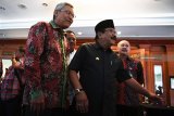 Gubernur Jawa Timur Soekarwo (kanan) bersama Kepala Bank Indonesia Jawa Timur Difi Ahmad Djohansyah (kiri) saling berbincang sesuai pertemuan Tim Pengendalian Inflasi Daerah (TPID) di Surabaya, Jawa Timur, Rabu (23/1/2019). Pertemuan tersebut dalam rangka evaluasi program TPID dan pengesahan 'roadmap' TPID Jatim 2019-2021. Antara Jatim/Zabur Karuru