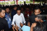 Presiden Joko Widodo (tengah) berjabat tangan dengan warga saat melakukan kunjungan kerja (kunker) di Alun-alun Ponorogo, Jawa Timur, Jumat (4/1/2019). Dalam kunjungan kerjanya di Ponorogo, Presiden Joko Widodo meninjau proyek pembangunan Waduk Bendo dan menyerahkan sertifikat tanah untuk rakyat. Antara Jati/Siswowidodo/ZK.