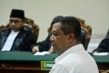 Terdakwa Bupati Nonaktif Mojokerto, Mustofa Kamal Pasa   menjalani sidang putusan terkait kasus suap atas pengurusan izin prinsip pemanfaatan ruang (IPPR) dan Izin Mendirikan Bangunan (IMB) menara Telekomunikasi di Kabupaten Mojokerto tahun 2015 sebesar Rp2,7 miliar di Pengadilan Tindak Pidana Korupsi (Tipikor) Juanda, Sidoarjo, Jawa Timur, Senin (21/1/2019). Majelis hakim menjatuhkan vonis Mustofa Kamal Pasa dengan pidana delapan tahun penjara dan denda Rp500 juta subsider kurungan selama empat bulan serta pencabutan hak politik selama lima tahun. Antara Jatim/Umarul Faruq/ZK.