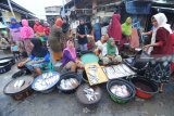 Pedagang ikan dan pembeli bertransaksi di Pasar Tanjung, Sampang, Jawa Timur, Rabu (16/01/2019). Dalam sepekan terakhir stok ikan di Madura mulai meningkat seiring semakin membaiknya cuaca di laut. Antara Jatim/Saiful Bahri/ZK.