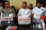 Polisi menunjukkan barang bukti prostitusi daring ketika ungkap kasus di Subdit V Siber Ditreskrimsus Polda Jawa Timur, Kamis (10/01/2019). Ditreskrimsus Polda Jawa Timur menunjukkan barang bukti dan dua tersangka Endang alias Siska (ES) dan Tantri (TN) dalam kasus prostitusi daring usai tertangkapnya dua artis ibu kota Vanessa Angel dan Avriellya Shaqqila di Surabaya, Sabtu (5/1) lalu. Antara Jatim/M Risyal Hidayat/ZK