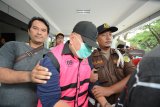 Petugas menggiring terpidana kasus korupsi pelepasan aset Badan Usaha Milik Daerah Jawa Timur saat menjabat sebagai Kepala Biro Aset dan Ketua Tim Penjualan Aset PT Panca Wira Usaha, Wisnu Wardhana (tengah) usai ditangkap secara paksa oleh Tim Intelijen dan Pidana Khusus Kejari Surabaya di Kejaksaan Negeri Surabaya, Jawa Timur, Rabu (9/1/2019). Wisnu Wardhana yang juga Mantan Ketua DPRD Surabaya periode 2009-2014 itu ditangkap setelah buron sejak Desember 2018. Antara Jatim/Puan Kinasih Gusti/ZK