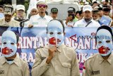 Massa yang tergabung dalam Aliansi Pergerakan Islam Karawang (ASPIKA) melakukan aksi unjuk rasa di Kawasan Plaza Pemda Karawang, Karawang, Jawa Barat, Jumat (11/01/2019). Aksi solidaritas tersebut untuk mengecam tindakan kekerasan dan perlakuan pemerintah Cina terhadap warga muslim Suku Uighur. ANTARA JABAR/M Ibnu Chazar/agr. 