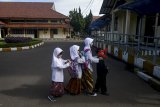 Siswa Sekolah Dasar tunanetra berjalan seusai melakukan kegiatan belajar mengajar di Panti Sosial Bina Netra (PSBN) Wyata Guna, Bandung, Jawa Barat, Rabu (2/1/2019). PSBN Wyata Guna menggelar kegiatan belajar mengajar hari pertama setelah liburan panjang Natal dan Tahun 2019. ANTARA JABAR/Raisan Al Farisi/agr. 