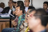 Sekretaris Daerah (Sekda) Pemerintah Provinsi Jawa Barat Iwa Karniwa (ketiga kanan) menghadiri sidang kasus suap proyek Meikarta di Pengadilan Negeri Klas 1A Khusus Bandung, Jawa Barat, Senin (28/1/2019). Iwa Karniwa akan dimintai keterangan sebagai saksi terkait proyek Meikarta untuk terdakwa Billy Sindoro. ANTARA JABAR/M Agung Rajasa/agr. 