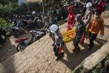 Petugas SAR gabungan membawa jenazah korban tanah longsor Nanih seusai diidentifikasi di Posko DVI di kampung Cimapag, Desa Sirnaresmi, Kecamatan Cisolok, Kabupaten Sukabumi, Jawa Barat, Jumat (4/1/2019). Selama lima hari pencarian, hasil sementara evakuasi dan pencarian korban tanah longsor ditemukan 19 jenazah dan 14 orang belum ditemukan. ANTARA JABAR/M Agung Rajasa/agr.