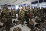 Asisten Operasi (Asops) Panglima TNI Mayjen TNI Ganip Warsito mengecek kesiapan Personel dan Perlengkapan Satgas Kizi TNI Konga XX-P MONUSCO Kongo TA 2019 di Pusat Misi Pemeliharaan Perdamaian Tentara Nasional Indonesia (PMPP TNI), Sentul, Kabupaten Bogor, Jawa Barat, Selasa (22/1/2019). Gelar operasi dan kesiapan pasukan tersebut untuk menjaga perdamaian di negara konflik Republik Demokratik Kongo. ANTARA JABAR/Yulius Satria Wijaya/agr. 