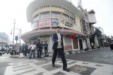 Ketua Organisasi Internasional Alumni Al Azhar (OIAA) Tuan Guru Bajang (TGB) Zainul Majdi menyeberangi Jalan Braga seusai mengunjungi pameran foto ARKE kilas balik Jabar di Galeri Foto Antara Jabar, Bandung, Jawa Barat, Sabtu (26/1/2019). Kunjungan TGB Zainul Majdi tersebut dilakukan dalam rangka mengapresiasi karya foto pewarta Antara Jawa Barat. ANTARA JABAR/Raisan Al Farisi/agr. 