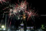 Suasana Pesta kembang api pada malam tahun baru 2019 di Lapangan Gasibu, Bandung, Jawa Barat, Selasa (1/1/19). Lapangan Gasibu menjadi salah satu tempat favorit menikmati malam tahun baru bagi masyarakat Kota Bandung dengan cahaya dan bentuk Gedung Sate menjadi latarnya. ANTARA JABAR/Novrian Arbi/agr. 