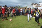 Menpora Imam Nahrawi (tengah) mencoba lapangan bersama pemain SSB Putra Lodaya saat mengunjungi Lapangan Bola Lodaya Sakti di Desa Cisayong, Tasikmalaya, Jawa Barat, Selasa (15/1/2019). Dalam kunjungan kerja ke lapangan bola berstandar Federation of International Football (FIFA) yang dibangun menggunakan dana desa tersebut, menpora berencana akan mengadakan turnamen internasional sepakbola yang diikuti 11 Negara bagi usia muda di lapangan tersebut. ANTARA JABAR/Adeng Bustomi/agr.