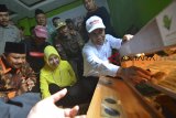 Menteri Pertanian Andi Amran Sulaiman (kanan) didampingi  Wakil Gubernur Jawa Barat Uu Ruzhanul Ulum (kiri) meninjau tempat penetesan ayam kampung pada acara Program Bedah Kemiskinan Rakyat Sejahtera (BEKERJA) di Desa Kiara Kiarajangkung, Kabupaten Tasikmalaya, Jawa Barat, Jumat (11/1/2019). Kementerian Pertanian menyerahkan bantuan hampir 600 ekor ayam kampung petelur unggul dalam Program BEKERJA yang diberikan kepada 11 ribu lebih Rumah Tangga Miskin (RTM) dan menyerahkan bantuan berupa mesin tetas sejumlah 96 unit kepada 48 Badan Usaha Milik Desa (BUMDES) yang ada di Kabupaten Tasikmalaya. ANTARA JABAR/Adeng Bustomi/agr.