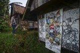 Pengunjung memperhatikan karya seni yang di pamerkan di alam terbuka di Dago Pojok, Bandung, Jawa Barat, Selasa (8/1/2019). Pameran tunggal karya Bambang Trisunu dengan judul 
