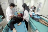 Petugas memberikan penanganan medis penyakit Demam Berdarah Dengue (DBD)  kepada pasien di Unit Gawat Darurat (UGD), Rumah Sakit Umum  Cibinong, Bogor, Jawa Barat, Rabu (30/1/2019). Bupati Bogor Ade Yasin menyatakan sampai hari ini total pasien DBD di Kabupaten Bogor ada peningkatan dari 113 kasus  pada minggu ketiga, kini sudah mencapai 231 orang dan lima orang diantaranya meninggal dunia. ANTARA JABAR/Yulius Satria Wijaya/agr.
