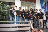 Kepala Divisi Museum dan Galeri Foto Jurnalistik Antara Oscar Motuloh (kiri) didampingi Redaktur Pelaksana LKBN Antara Saptono (kedua kiri) foto bersama dengan Pewarta Foto Antara biro Jawa Barat saat pembukaan pameran dan peluncuran buku fotografi ARKE Kilas Balik Jabar 2018 di Galeri Foto Antara Jawa Barat, Braga, Bandung, Jawa Barat, Kamis (24/1/2019). ANTARA FOTO/Ridwan Kamil/agr.