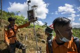 Sejumlah petugas SAR gabungan memeriksa alat pendeteksi getaran atau Elwasi (Eling Waspada Lan Siaga) di puncak area tanah longsor, Desa Sirnaresmi, Cisolok, Kabupaten Sukabumi, Jawa Barat, Jumat (04/01/2019). Alat Elwasi yang dipasang pada tanggal (03/01/2019) tersebut untuk memantau kondisi tanah jika terjadi pergerakan. ANTARA JABAR/Nurul Ramadhan/agr. 